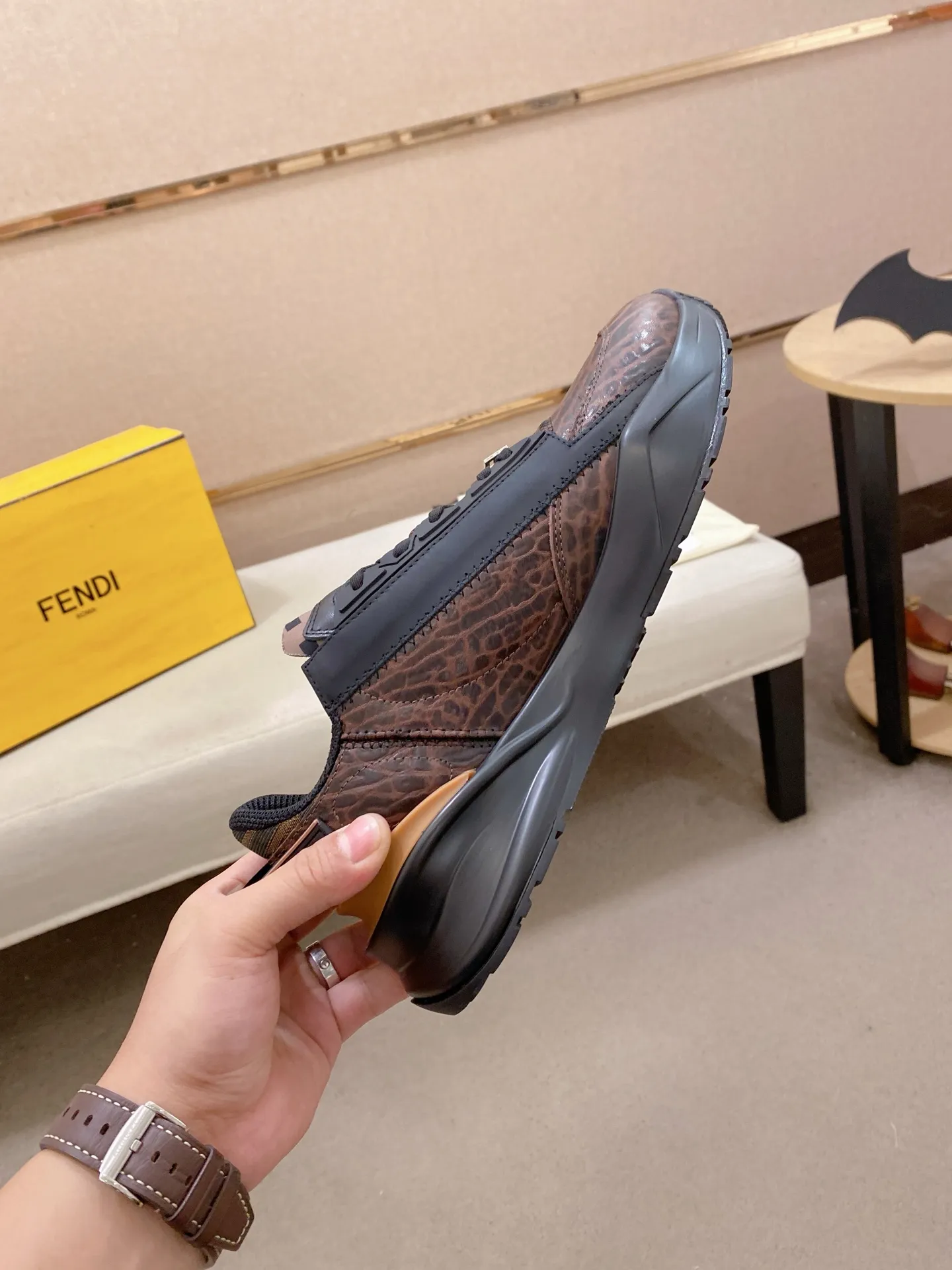 Factory price: 620💰(high version) [Fendi] Fendi’s latest casual shoes for men! Available at counters simultaneously! A one-to-one replica of the original. Made entirely of imported top-grain calfskin, the interior is made of top-grain water-dyed cowhide, and the original factory-supplied rubber outsole. Leading new fashion concepts. Matching code: 38-44 can be customized, 45 is not returnable!